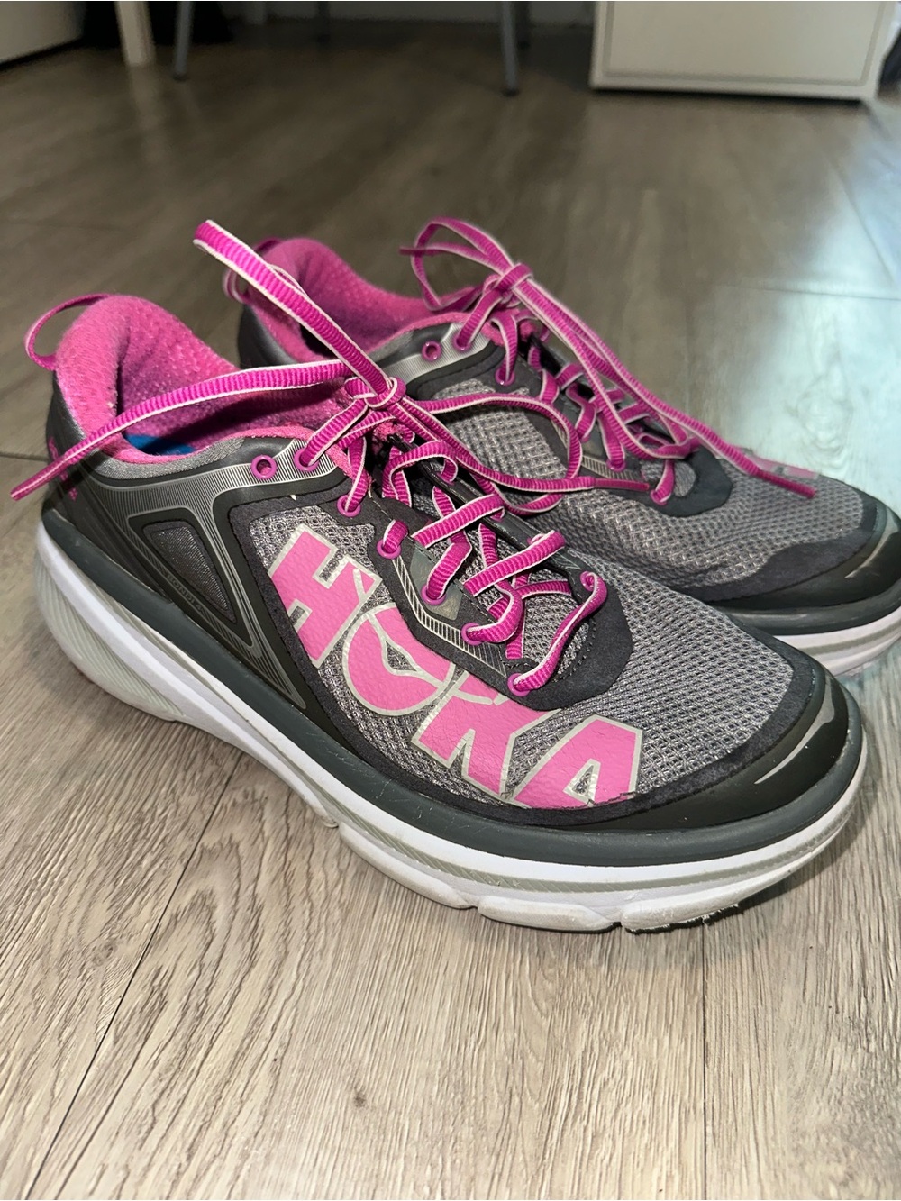 Hoka One One Bondi 4 Grey Fuchsia Max Cushion Road Running Shoes Womens Size 9